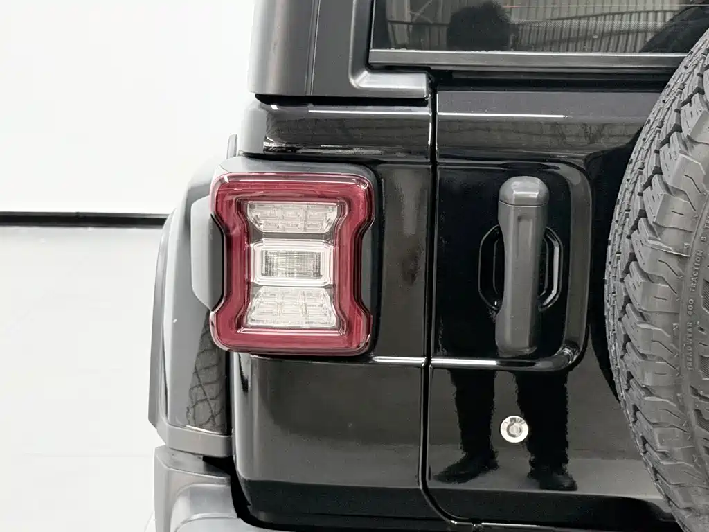 Jeep Wrangler — фото 13