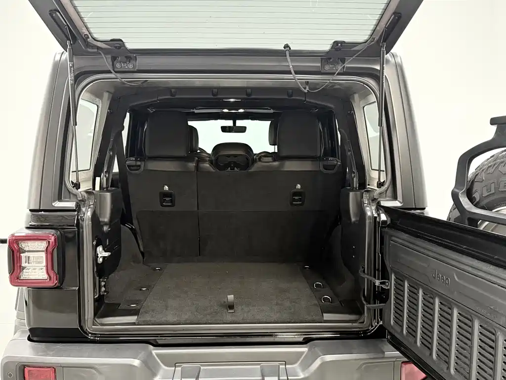 Jeep Wrangler — фото 15