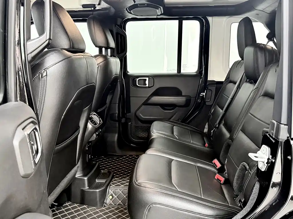 Jeep Wrangler — фото 17