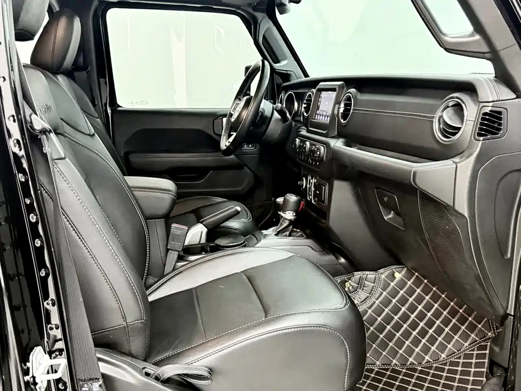 Jeep Wrangler — фото 18
