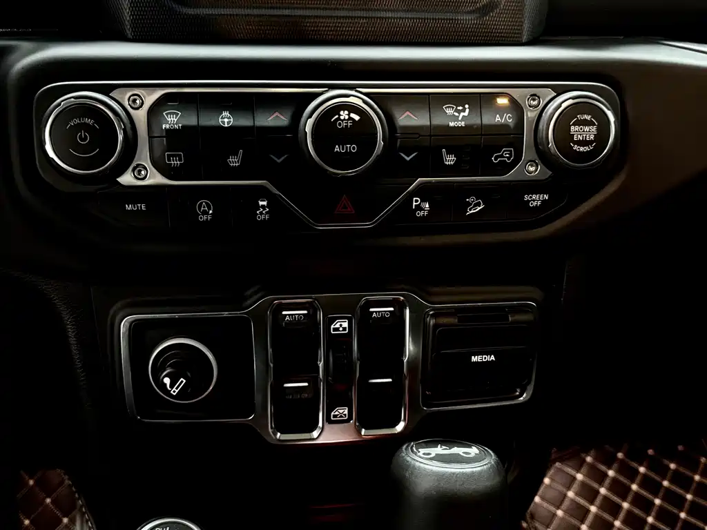 Jeep Wrangler — фото 28