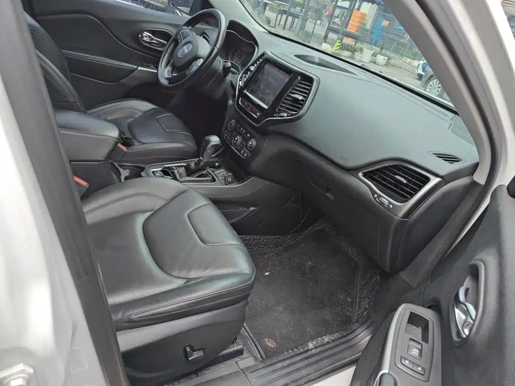 Jeep Cherokee — фото 20