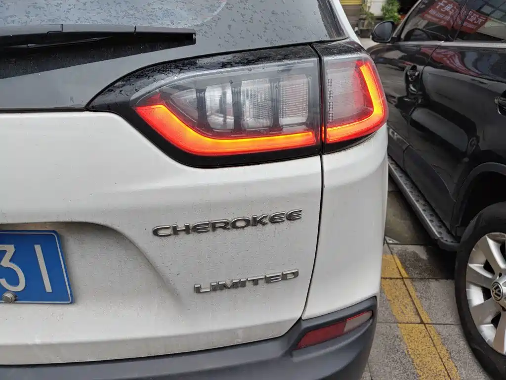 Jeep Cherokee — фото 24