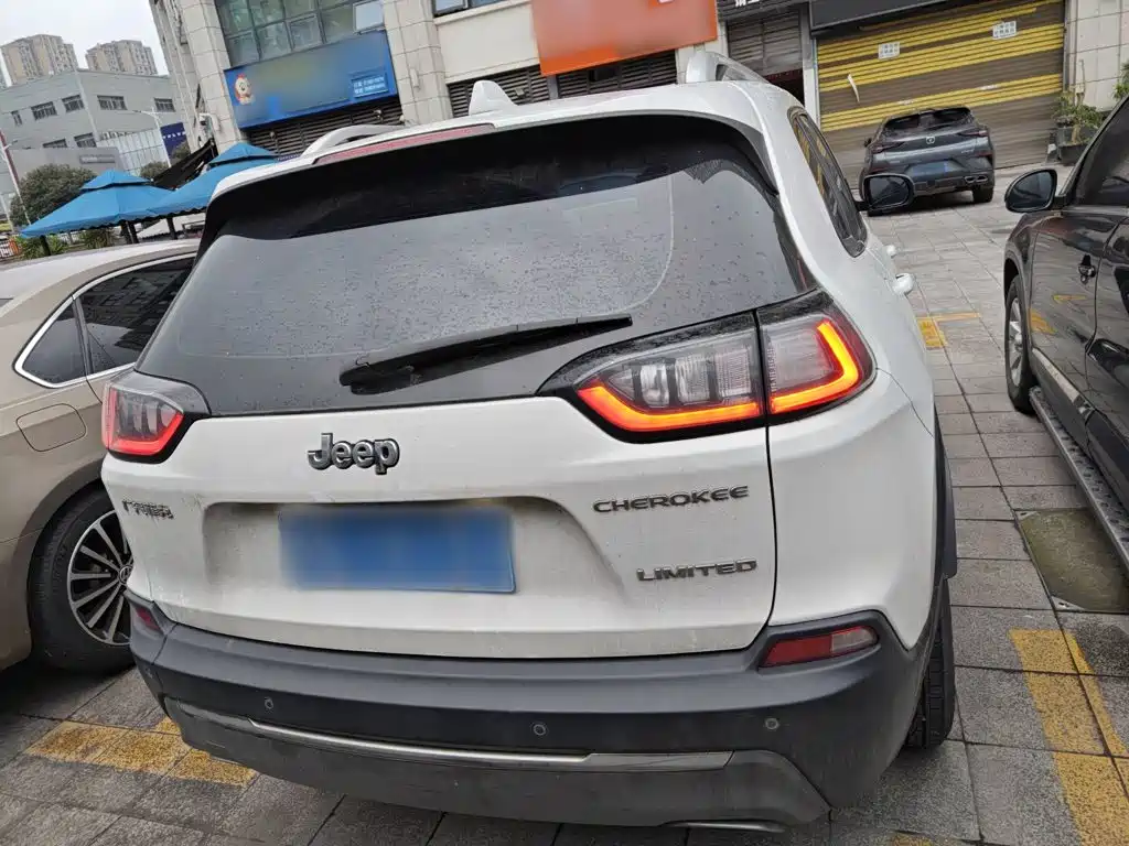 Jeep Cherokee — фото 4