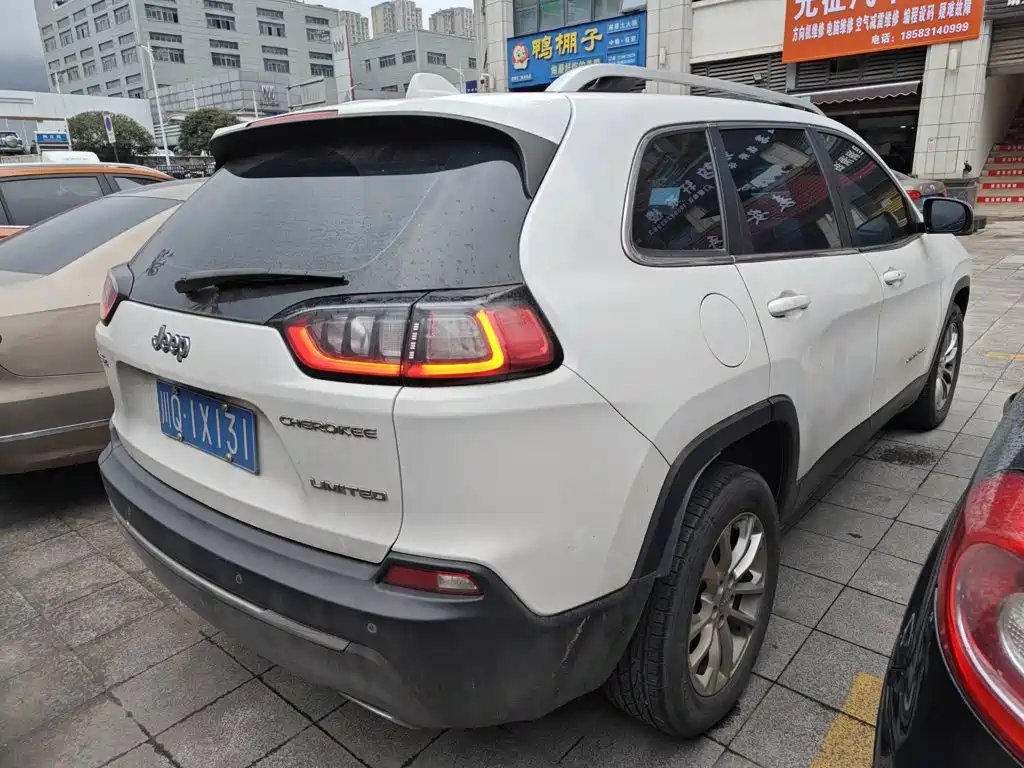 Jeep Cherokee — фото 5
