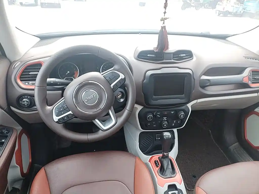 Jeep Renegade — фото 10