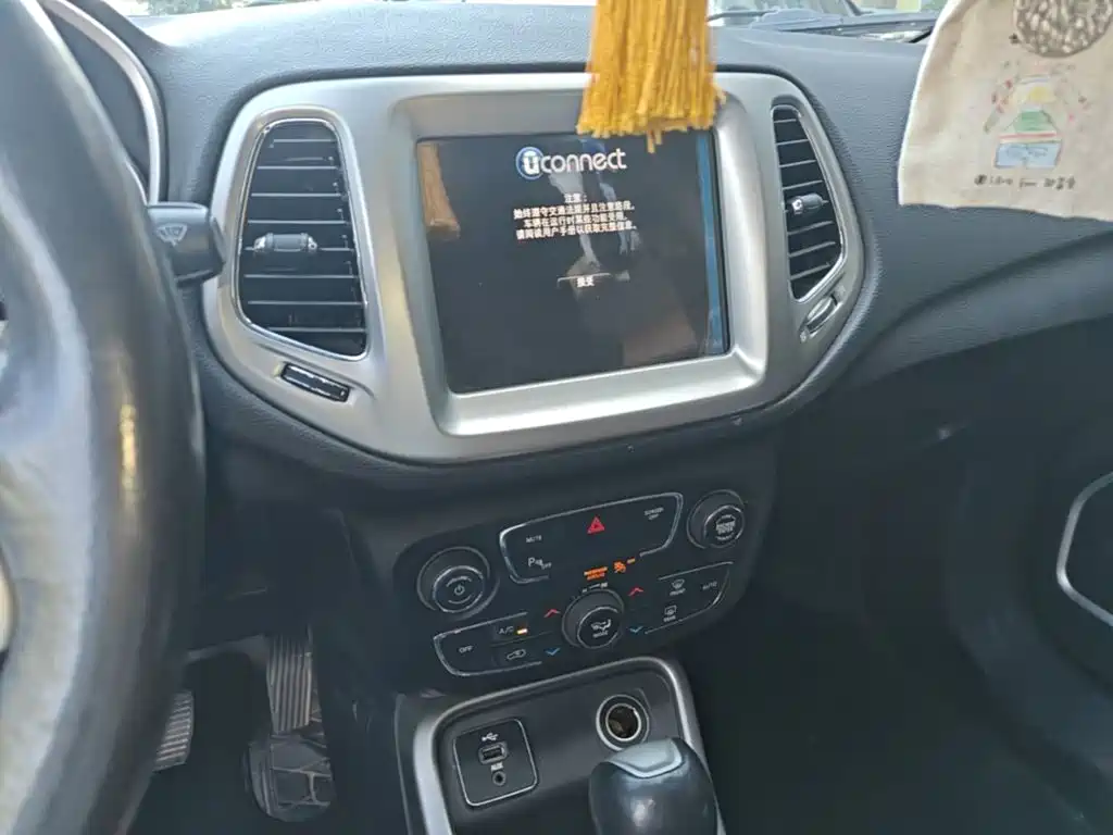 Jeep Compass — фото 13