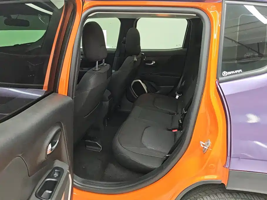 Jeep Renegade — фото 11
