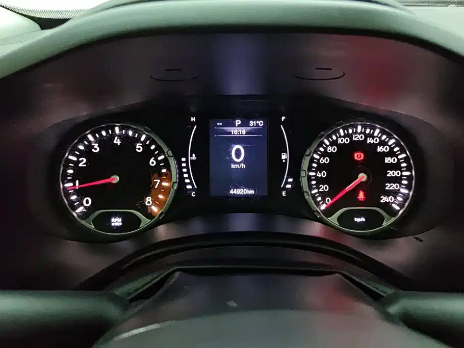 Jeep Renegade — фото 14