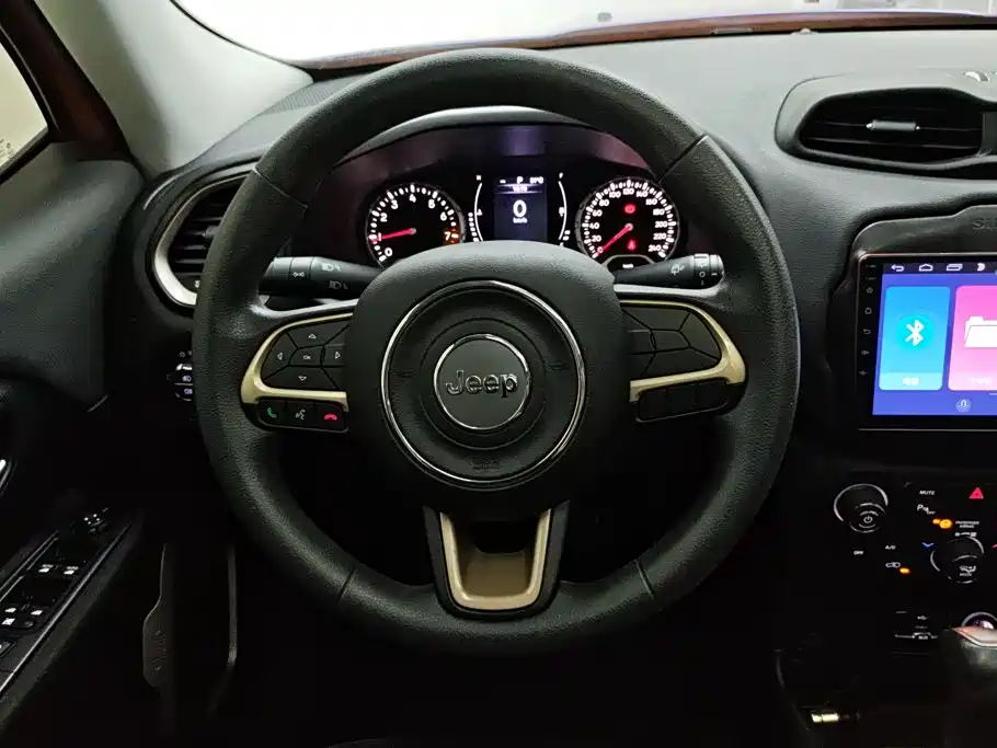 Jeep Renegade — фото 15
