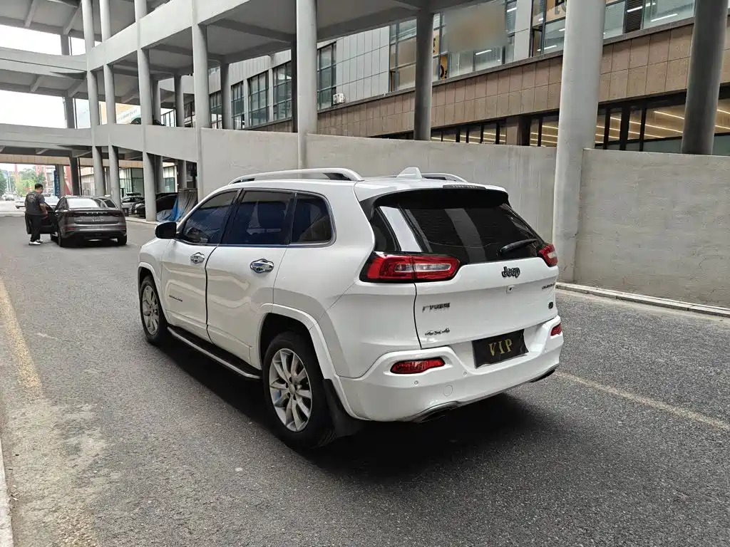 Jeep Cherokee — фото 4