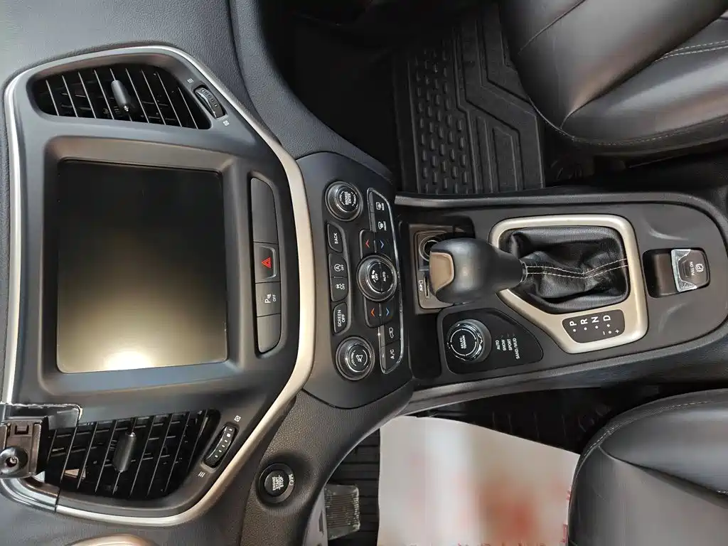 Jeep Cherokee — фото 7