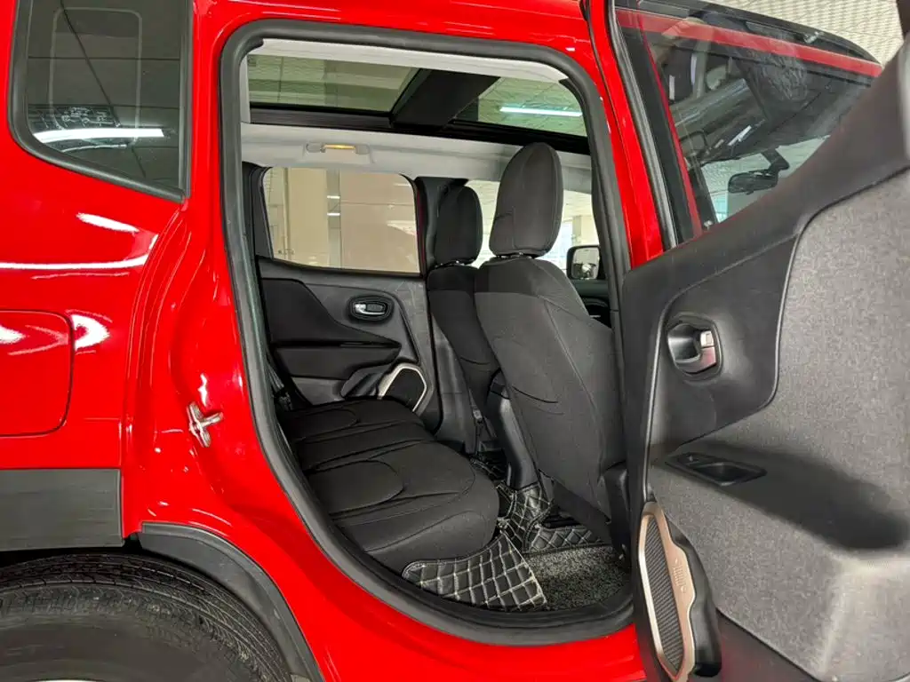 Jeep Renegade — фото 11