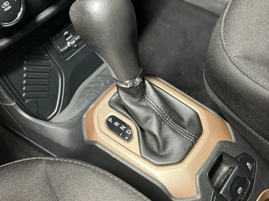 Jeep Renegade — фото 15
