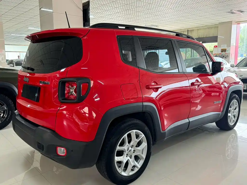 Jeep Renegade — фото 25