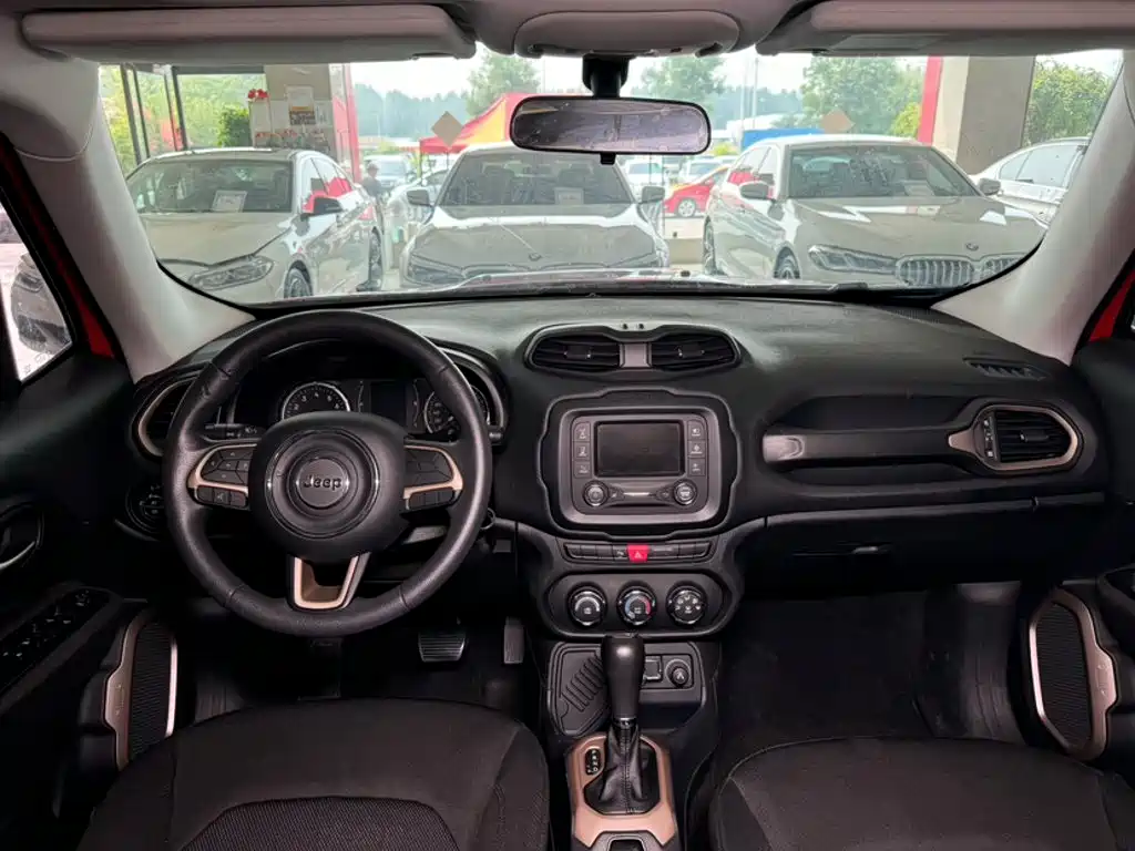 Jeep Renegade — фото 4