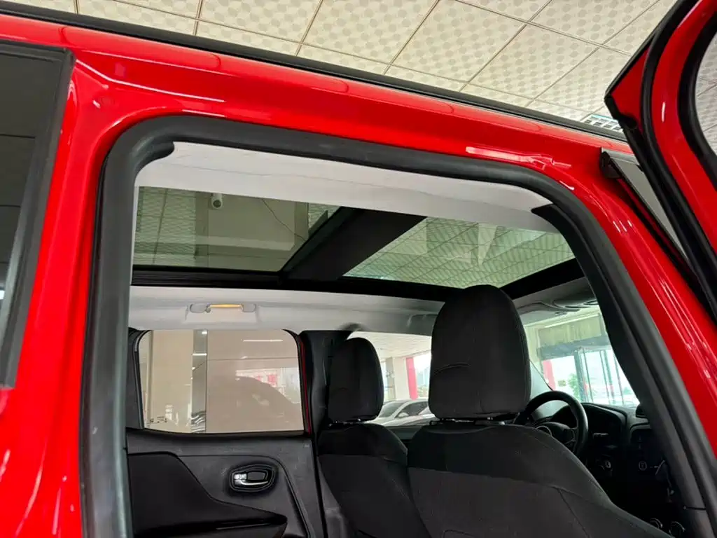 Jeep Renegade — фото 5