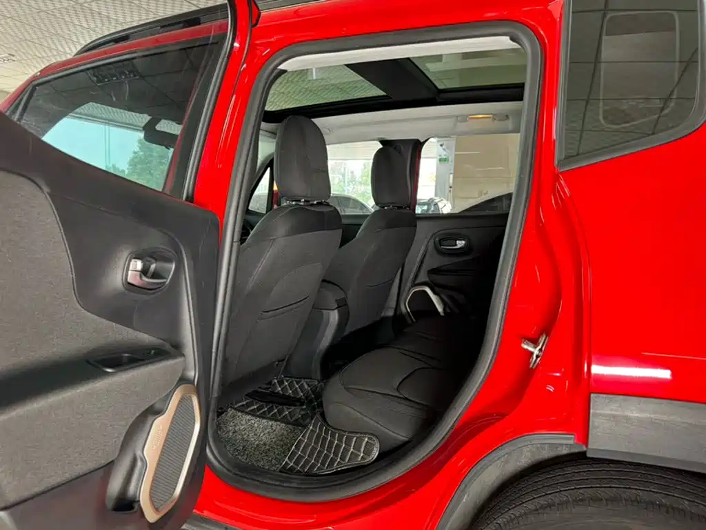 Jeep Renegade — фото 8