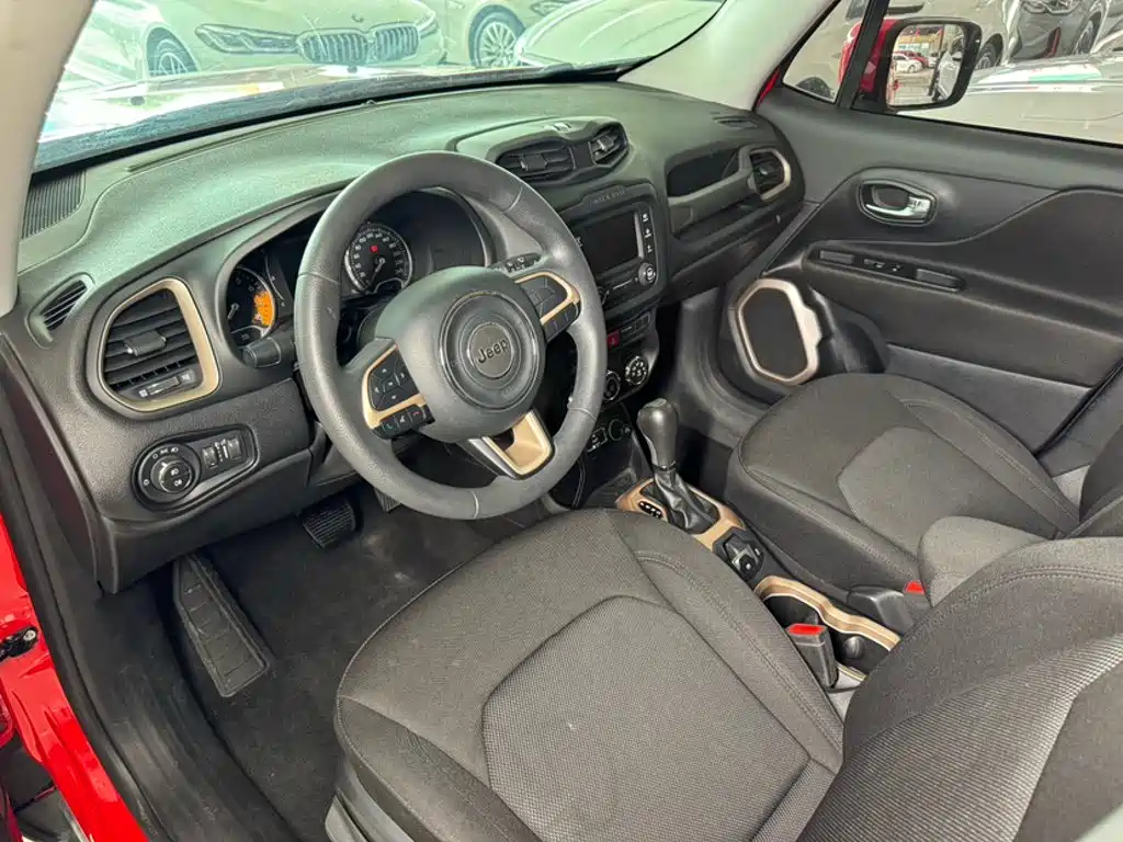 Jeep Renegade — фото 10