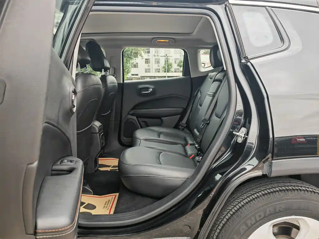 Jeep Compass — фото 11
