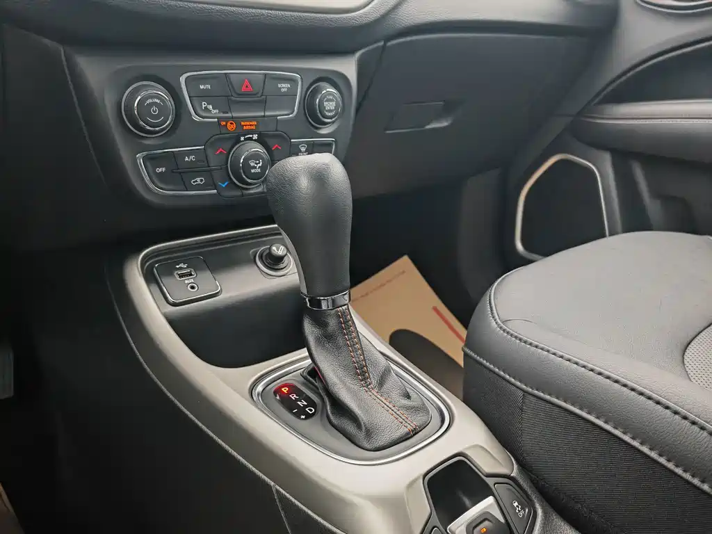 Jeep Compass — фото 10