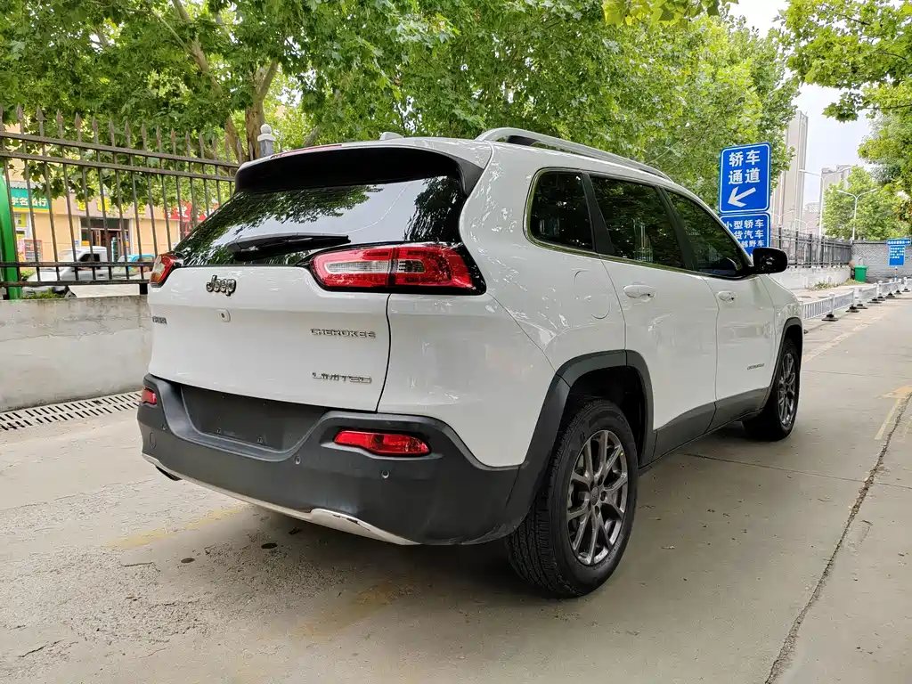 Jeep Cherokee — фото 4