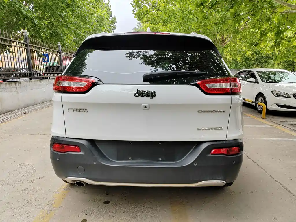 Jeep Cherokee — фото 5