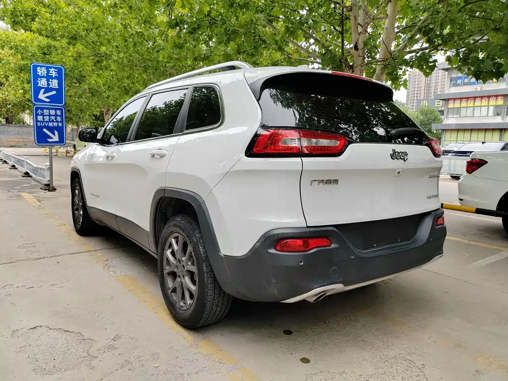 Jeep Cherokee — фото 6