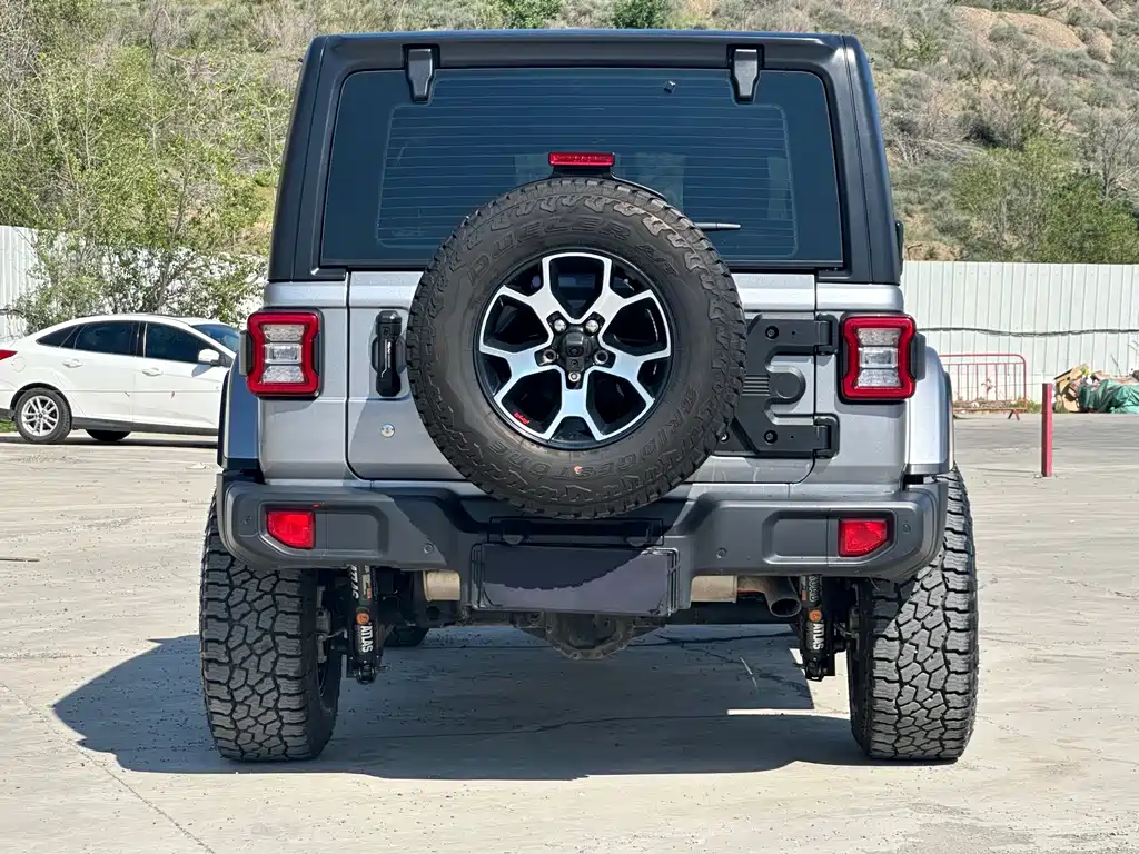 Jeep Wrangler — фото 8