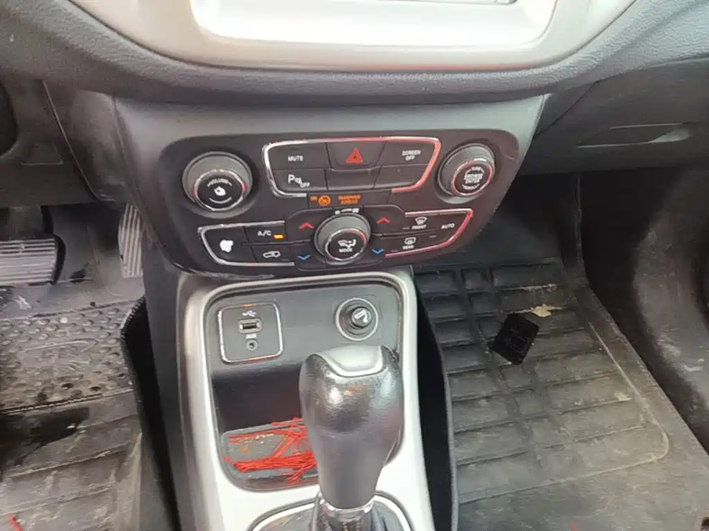 Jeep Compass — фото 14