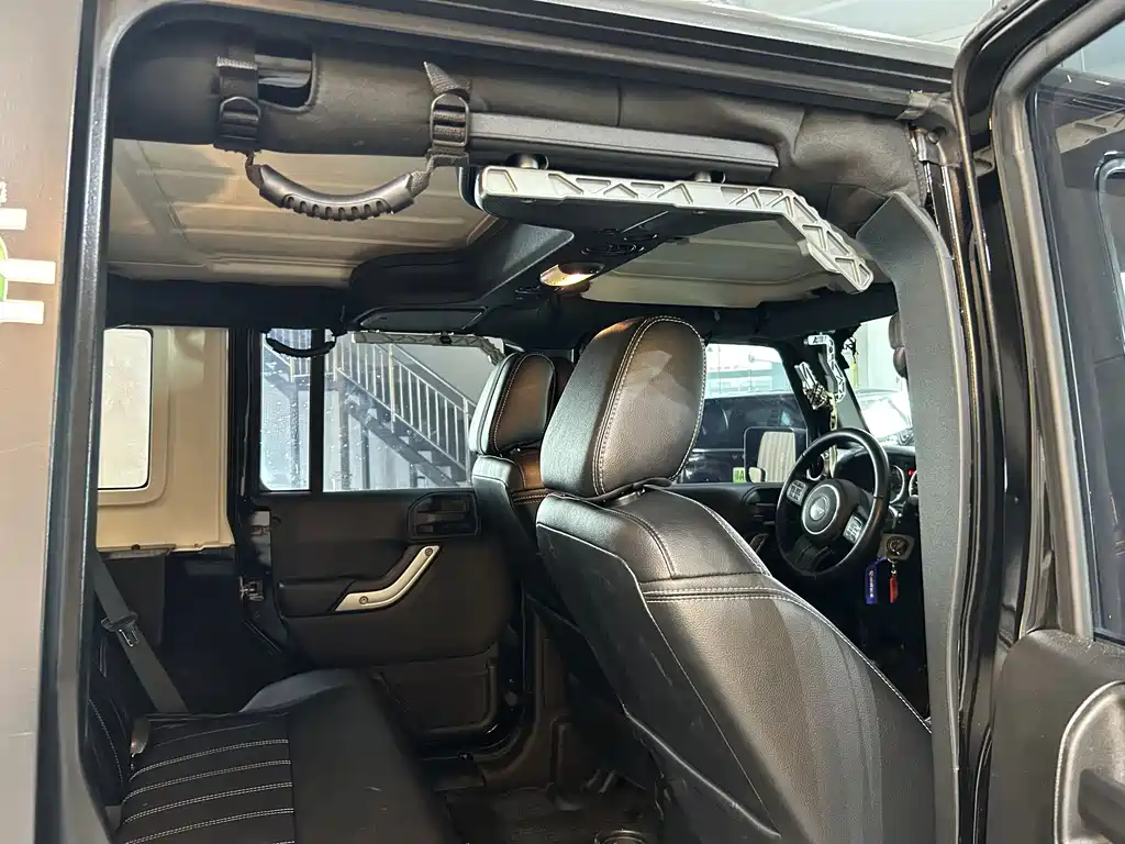 Jeep Wrangler — фото 9