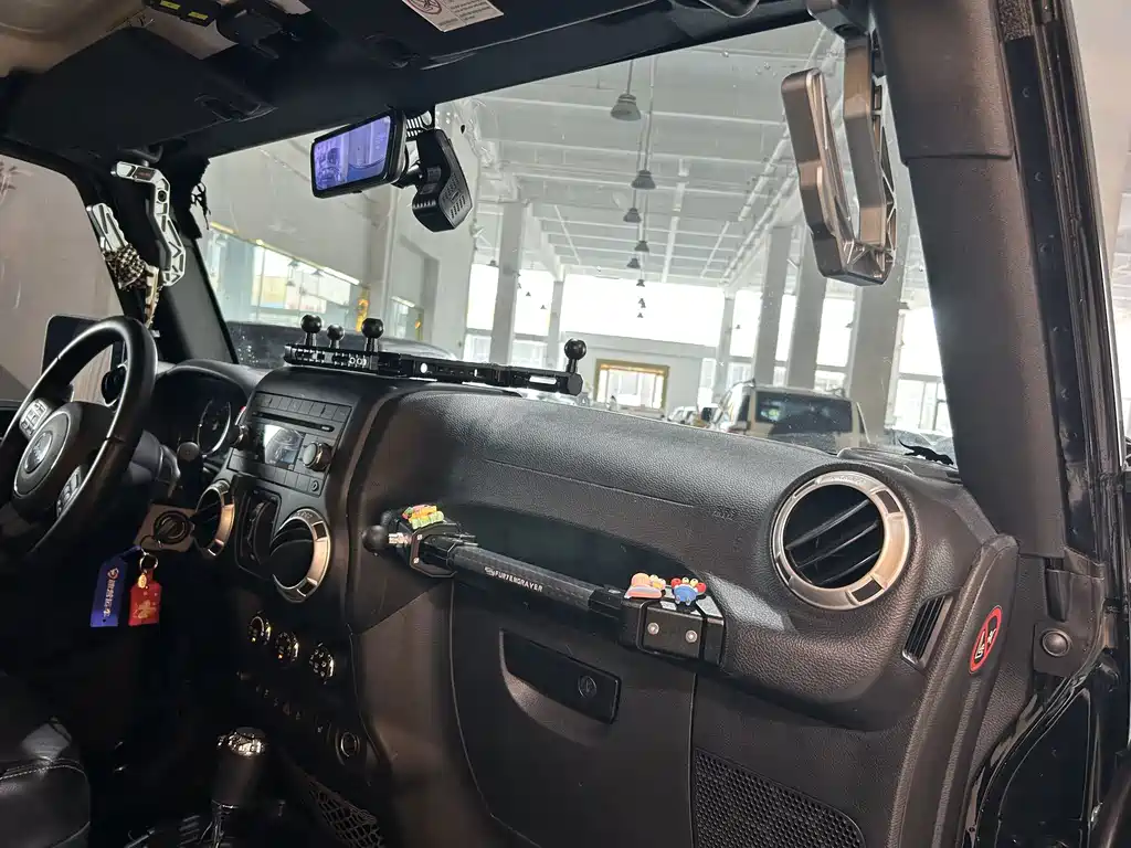 Jeep Wrangler — фото 10