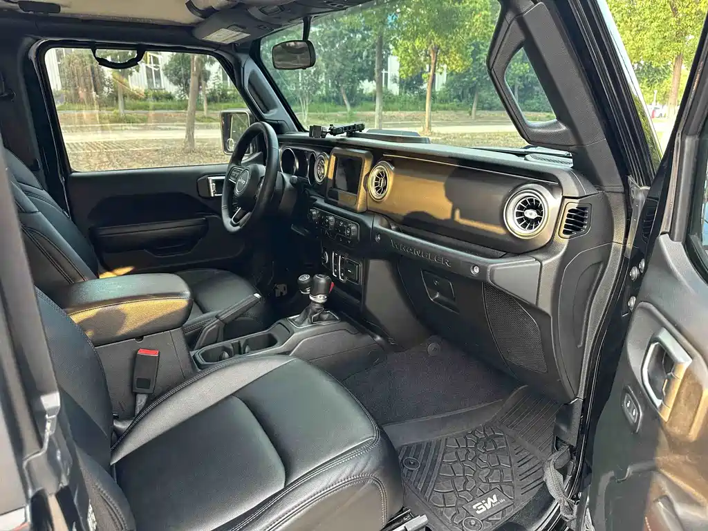 Jeep Wrangler — фото 7