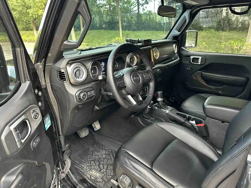Jeep Wrangler — фото 8