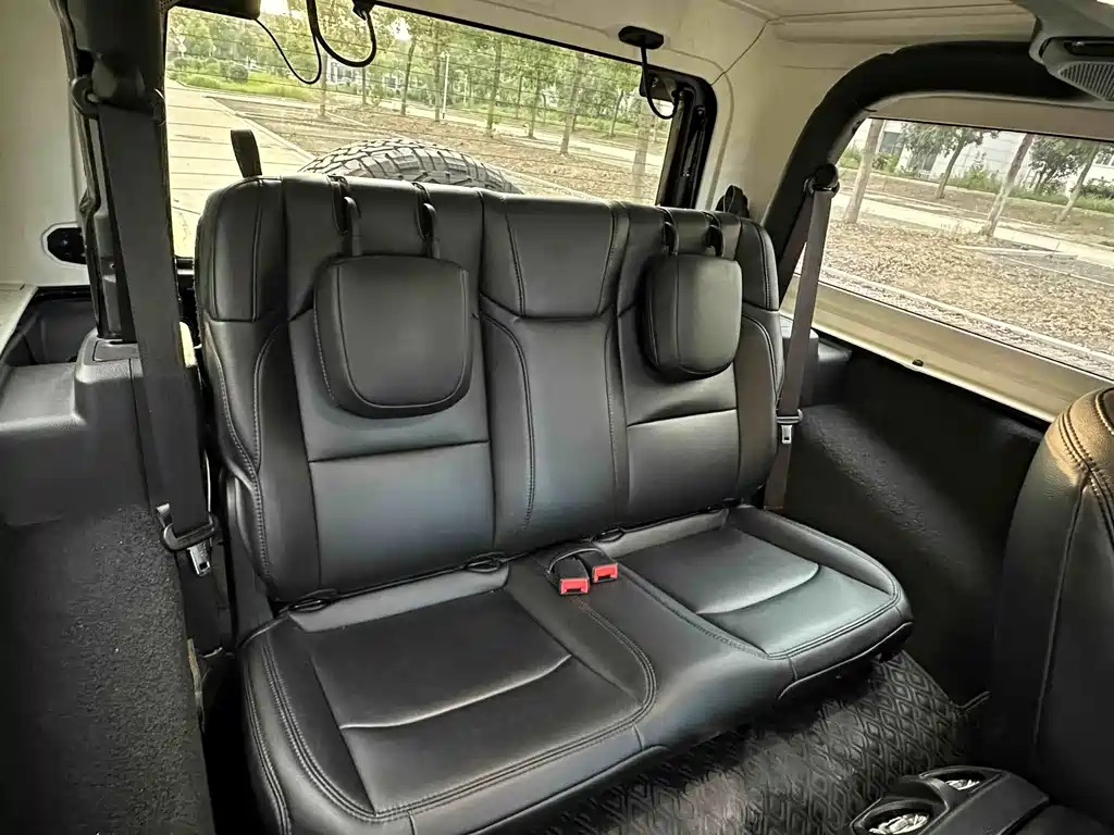 Jeep Wrangler — фото 10