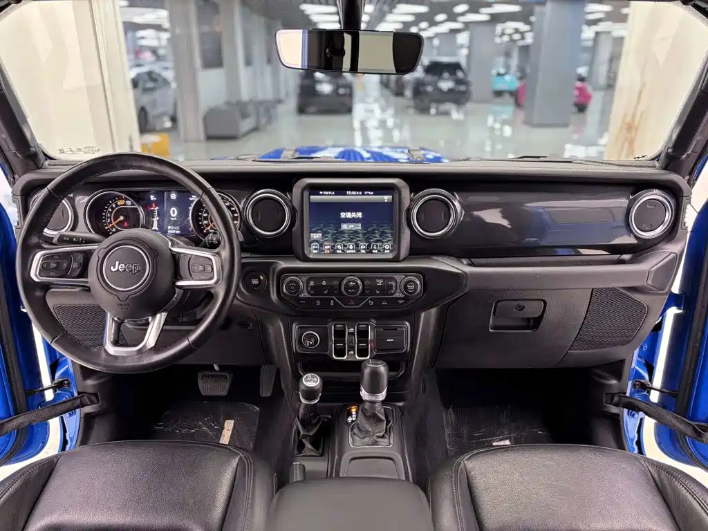 Jeep Wrangler — фото 13