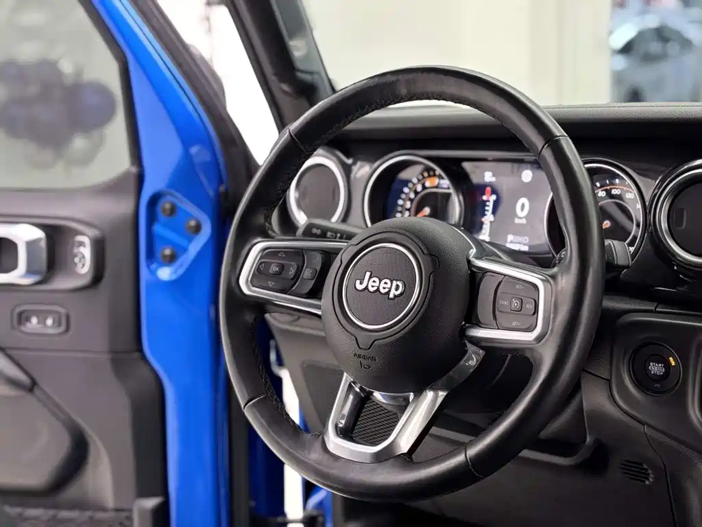 Jeep Wrangler — фото 14