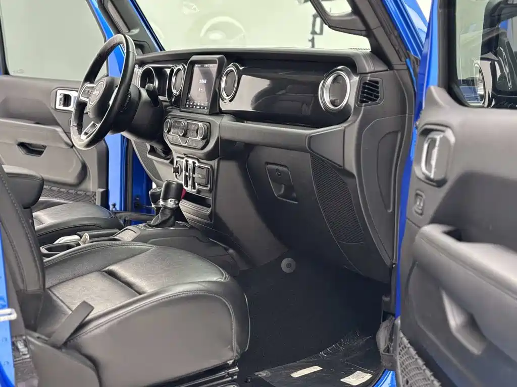 Jeep Wrangler — фото 26
