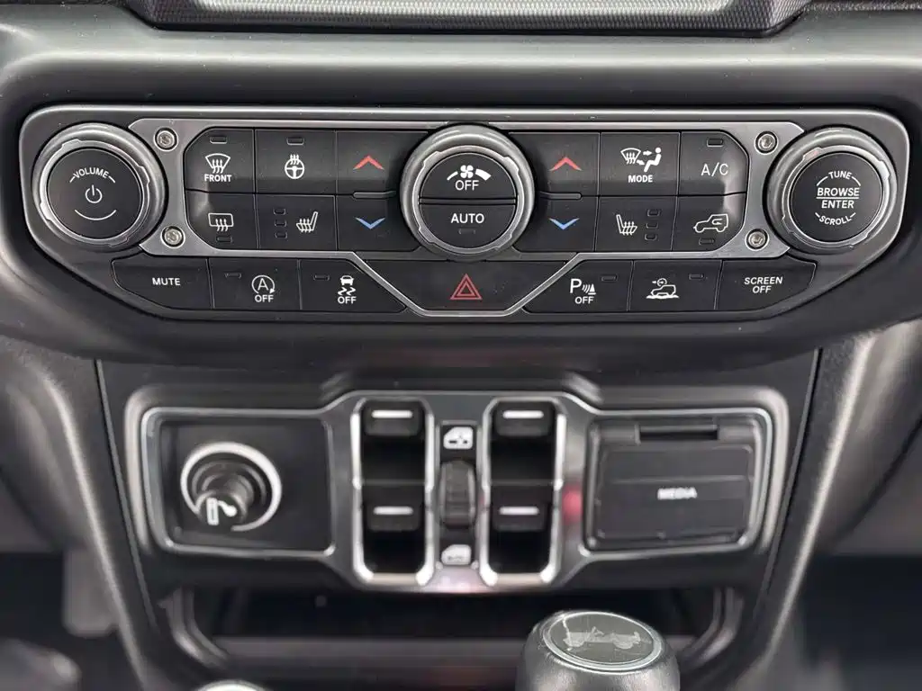 Jeep Wrangler — фото 15