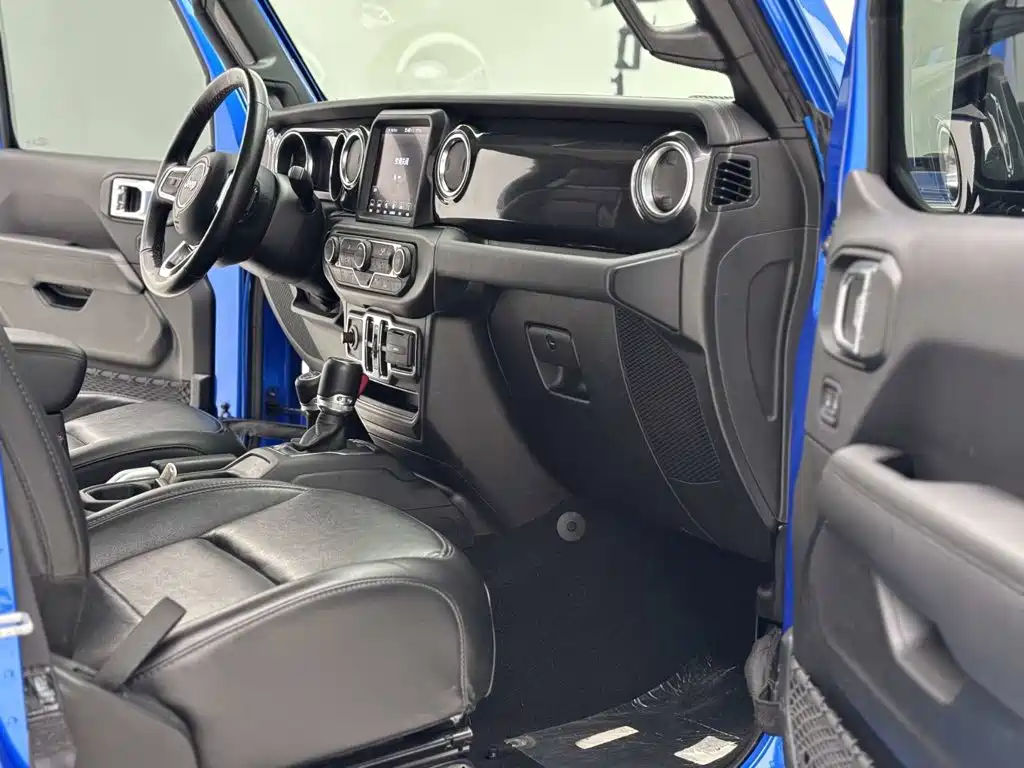 Jeep Wrangler — фото 18
