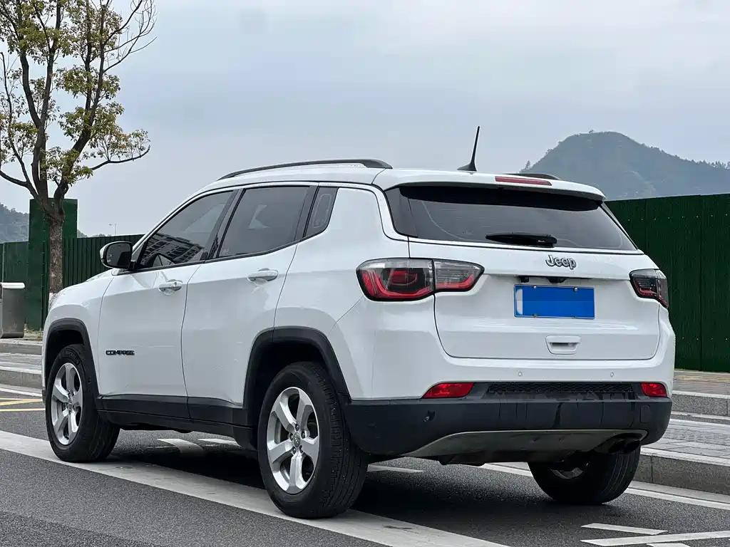 Jeep Compass — фото 17