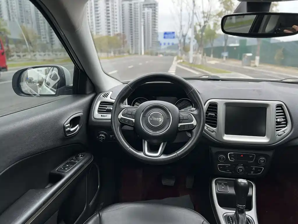 Jeep Compass — фото 8