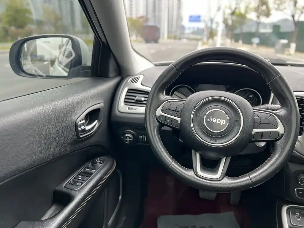 Jeep Compass — фото 9