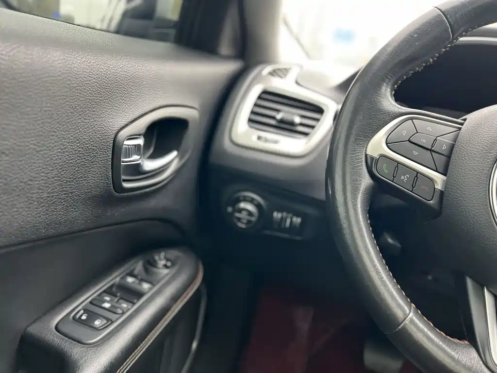 Jeep Compass — фото 10