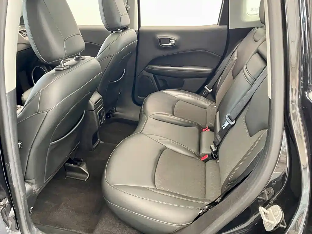 Jeep Compass — фото 6