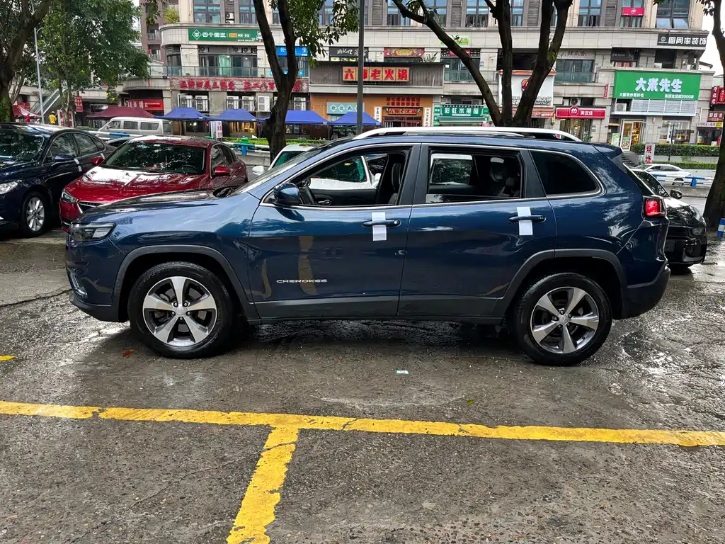 Jeep Cherokee — фото 4