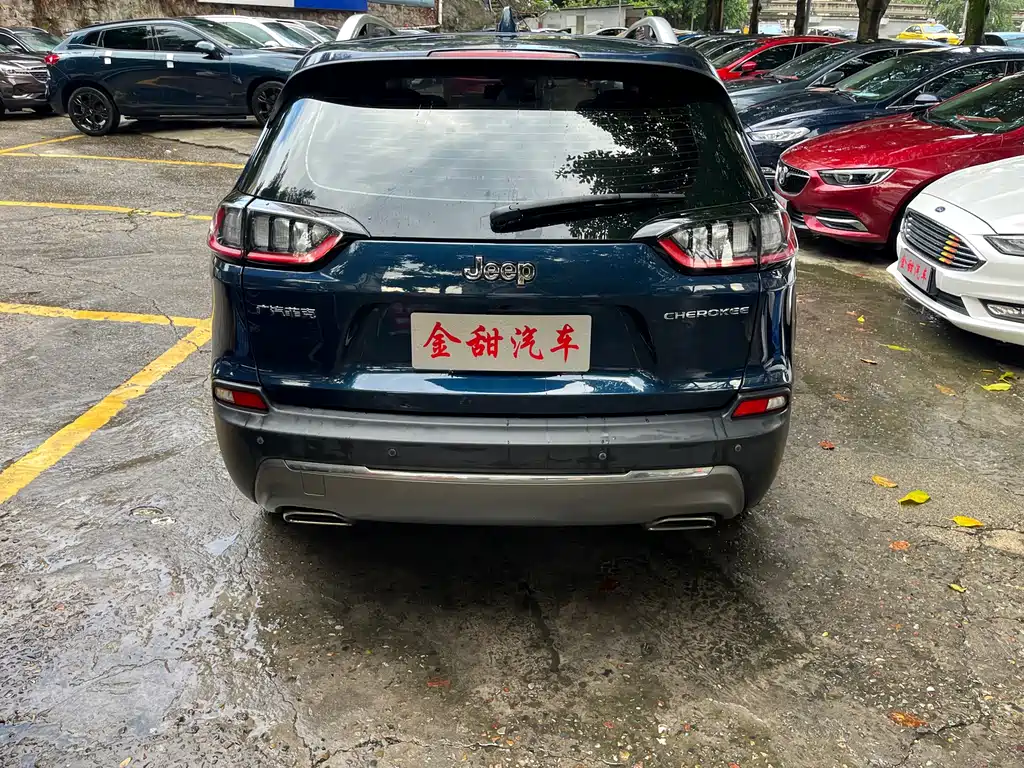 Jeep Cherokee — фото 5