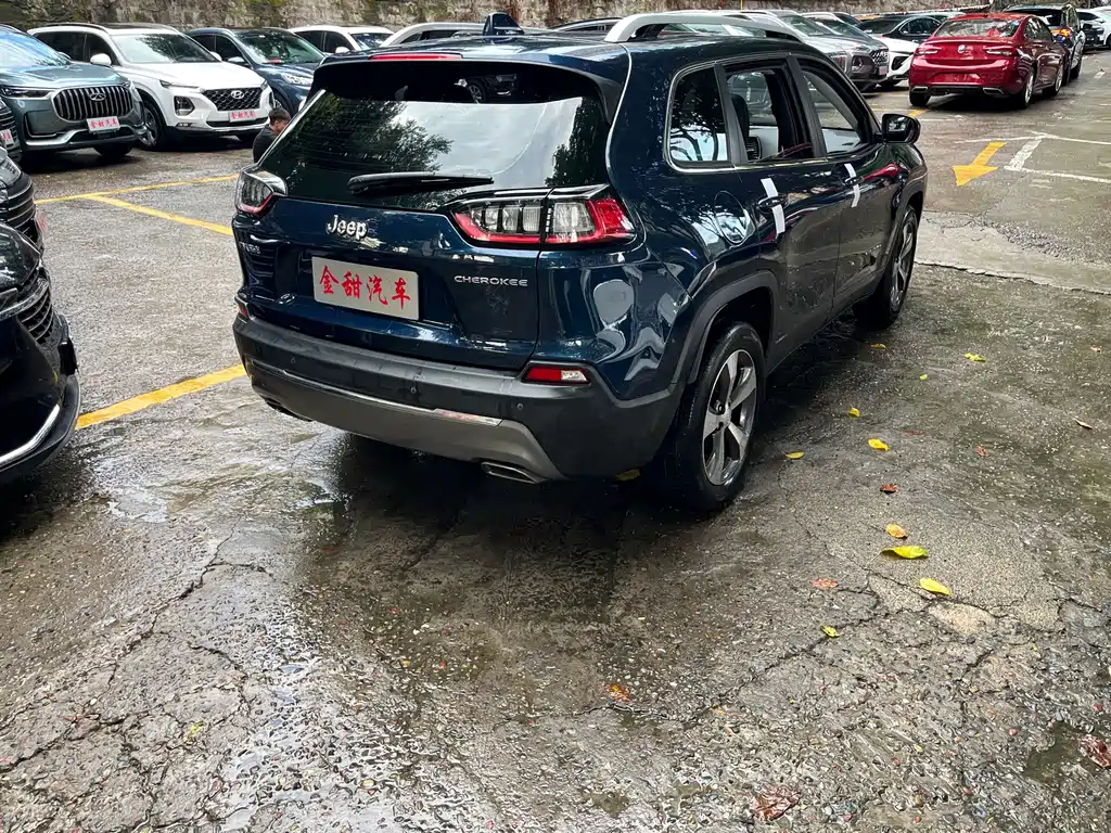 Jeep Cherokee — фото 6