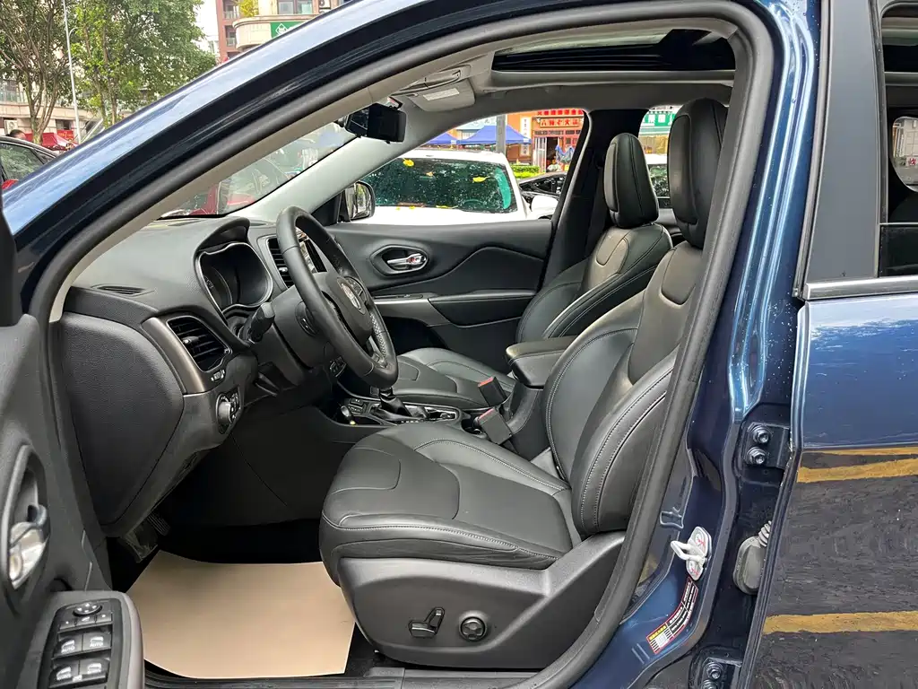 Jeep Cherokee — фото 9