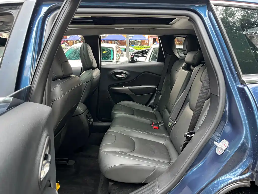 Jeep Cherokee — фото 10